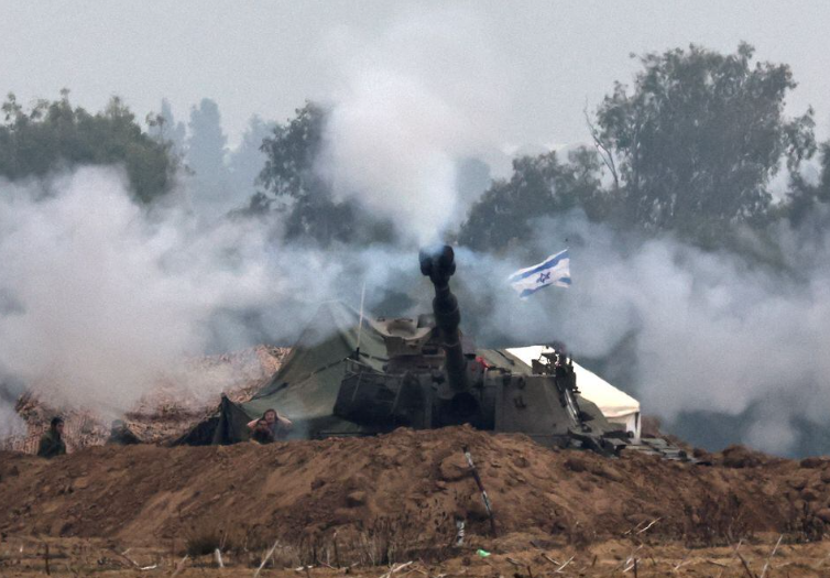 Unit artileri Israel beroperasi di perbatasan dengan Gaza, di tengah konflik yang sedang berlangsung antara Israel dan kelompok Islam Palestina Hamas, terlihat dari Israel selatan, 5 Desember 2023. REUTERS/Athit Perawongmetha Memperoleh Hak Lisensi