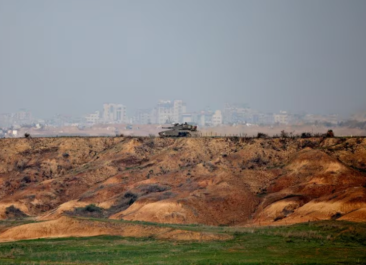 Sebuah tank Israel beroperasi di dekat perbatasan Israel-Gaza, di tengah konflik yang sedang berlangsung antara Israel dan kelompok Islam Palestina Hamas, terlihat dari Israel selatan, Desember 7, 2023. REUTERS/Athit Perawongmetha