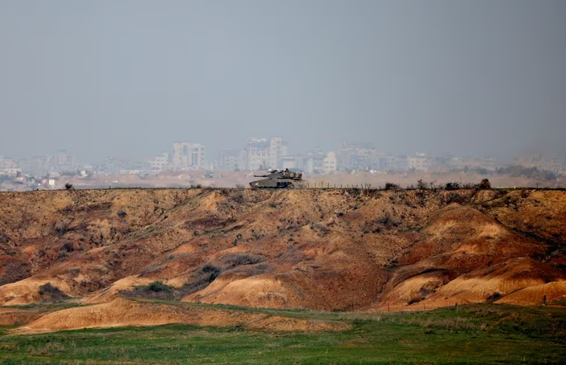 Sebuah tank Israel beroperasi di dekat perbatasan Israel-Gaza, di tengah konflik yang sedang berlangsung antara Israel dan kelompok Islam Palestina Hamas, terlihat dari Israel selatan, Desember 7, 2023. REUTERS/Athit Perawongmetha