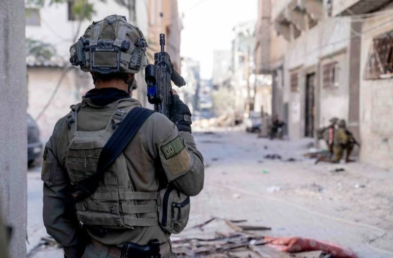 Tentara Israel beroperasi di Jalur Gaza di tengah konflik yang sedang berlangsung antara Israel dan kelompok Islam Palestina Hamas, dalam gambar selebaran yang dirilis pada 14 Desember 2023. Pasukan Pertahanan Israel/Handout via REUTERS GAMBAR INI TELAH DISEDIAKAN OLEH A PIHAK KETIGA Memperoleh Hak Lisensi