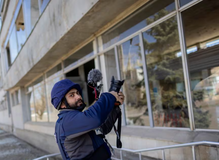 Jurnalis Reuters Issam Abdallah merekam saat bertugas di stasiun kereta yang rusak setelah serangan militer, di tengah serangan Rusia ke Ukraina, di Mykolaiv, Ukraina 7 April 2022. REUTERS/Ueslei Marcelino/File Foto