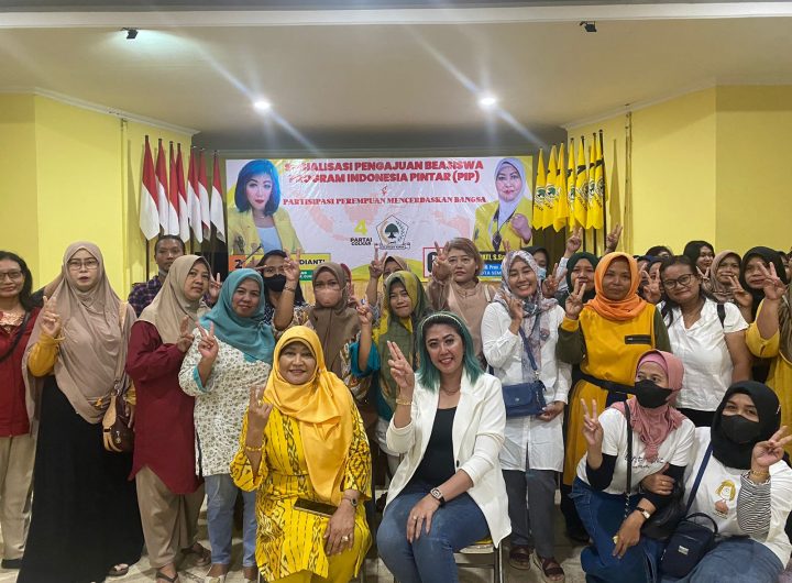 Rugayawati bersama Ratna Roosdianti dan peserta sosialisasi PIP, Semarang 6/2/2024. (Selly).