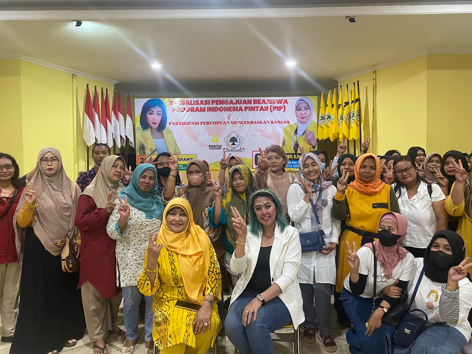 Rugayawati bersama Ratna Roosdianti dan peserta sosialisasi PIP, Semarang 6/2/2024. (Selly). 