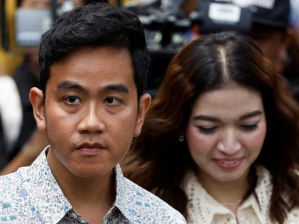 Calon Wakil Presiden Gibran Rakabuming Raka, yang merupakan putra sulung Presiden Indonesia Joko Widodo dan Walikota Surakarta saat ini, bersama istrinya Selvi Ananda, tiba di TPS untuk memberikan suara pada pemilu... Hak Lisensi Pembelian