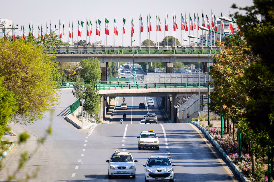 Mobil melaju di jalan, setelah dilaporkan adanya serangan Israel ke Iran, di Provinsi Isfahan, Iran 19 April 2024. Rasoul Shojaie/IRNA/WANA (Kantor Berita Asia Barat) melalui REUTERS Hak Lisensi Pembelian