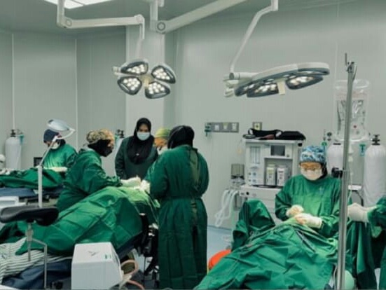 Sejumlah tenaga medis sedang melakukan operasi bibir sumbing di RS. Cepoko, Semarang 19/5/2024. (IG RS. Cepoko)