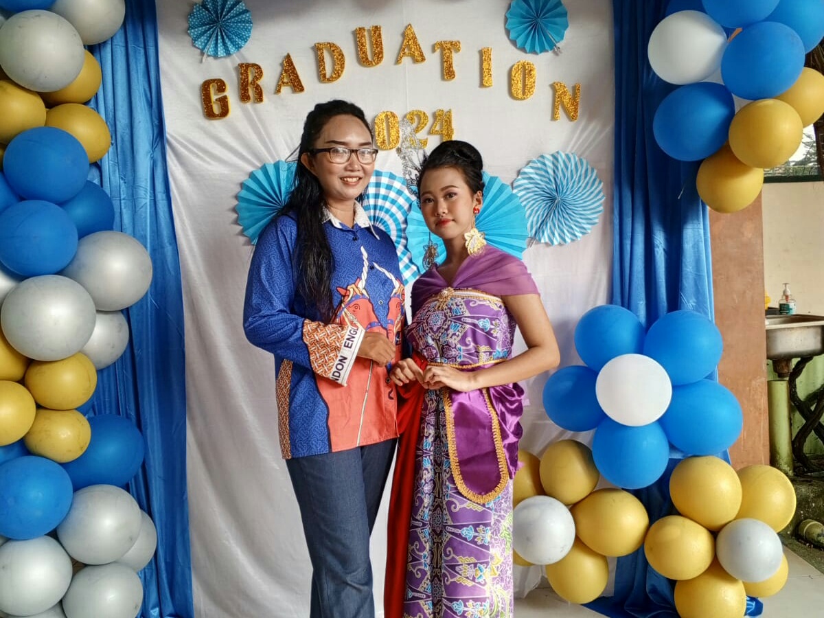 Hanifah Atha bersama sang ibu, usai kegiatan Wasana Warsa SMPN 22, Semarang 30/5/2024. (Selly).