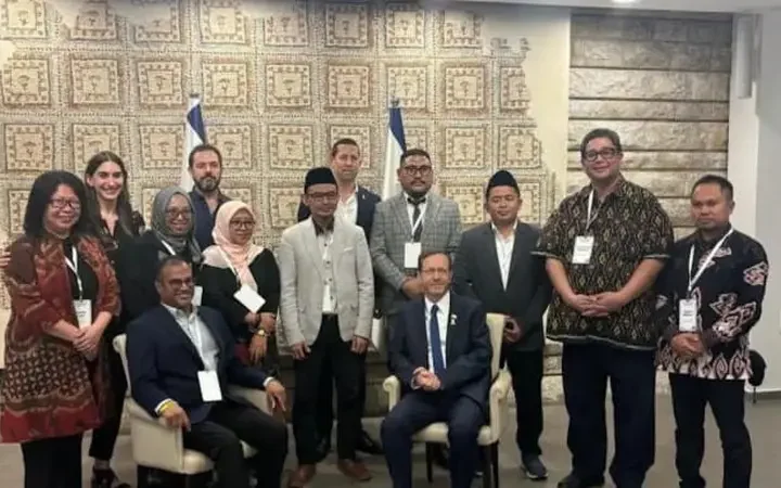 Munawir Aziz memakai jas hijau dan berpeci berdiri nomor tiga dari sisi kanan dan berdekatan dengan posisi duduk Presiden Israel Isaac Herzog. (Liputan6.com/Ist)
