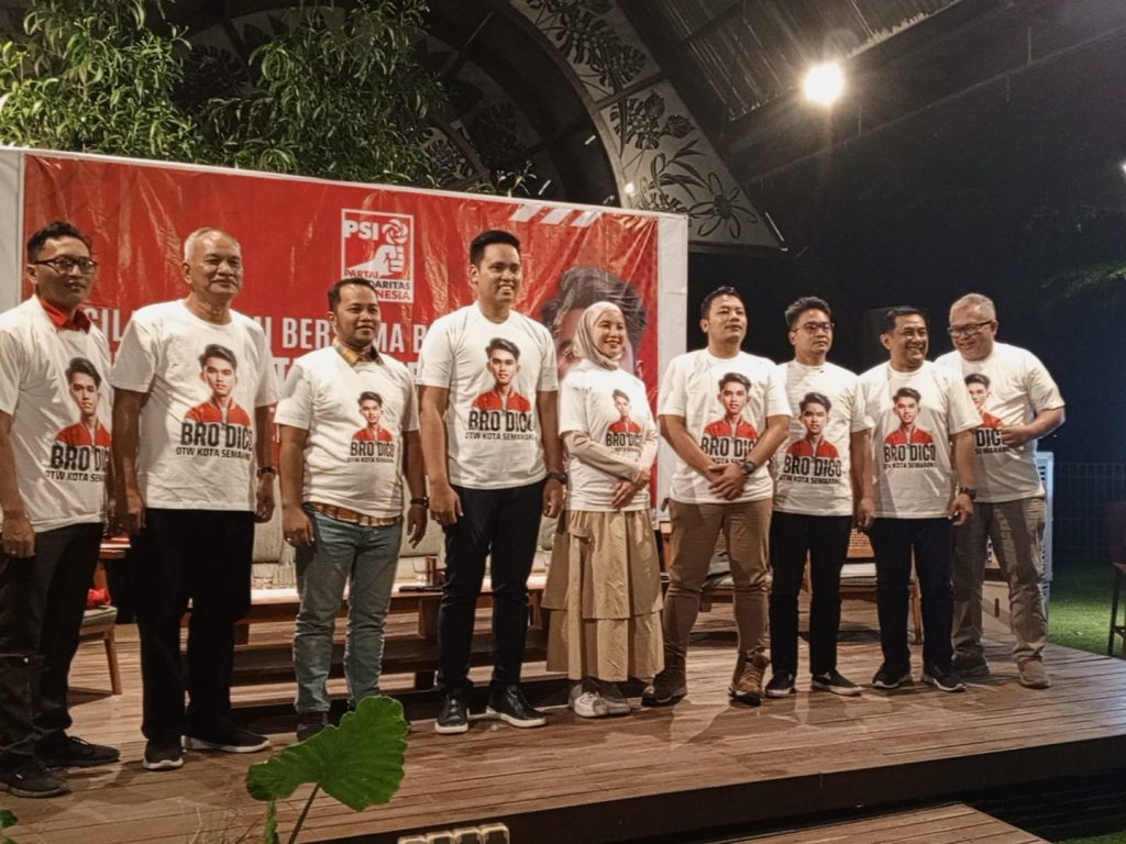 Dico Ganinduto bersama istri dan pengurus PSI serta Golkar saat acara silaturahmi terkait dukungan maju sebagai calon wali kota Semarang di Open Aire Resto, Semarang 13/7/2024. (Selly).