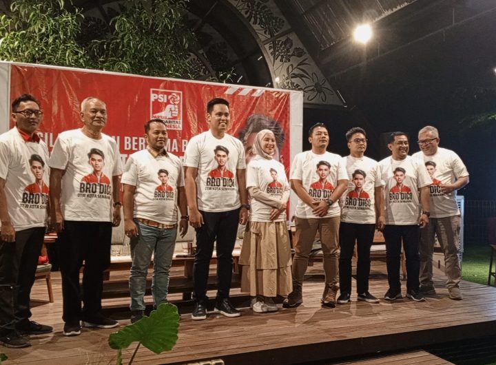 Dico Ganinduto bersama istri dan pengurus PSI serta Golkar saat acara silaturahmi terkait dukungan maju sebagai calon wali kota Semarang di Open Aire Resto, Semarang 13/7/2024. (Selly).