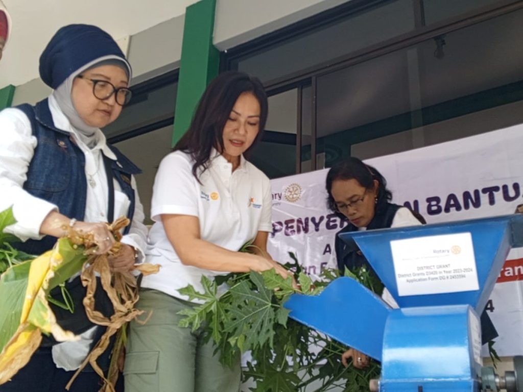 DG Suzana Chandra (tengah) bersama DGE Dyah Anggraeni (pertama dari kiri) saat mencoba alat pencacah sampah organik, Semarang 24/7/2024. (Selly).