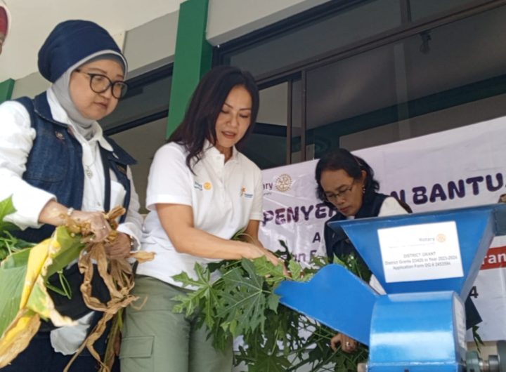 DG Suzana Chandra (tengah) bersama DGE Dyah Anggraeni (pertama dari kiri) saat mencoba alat pencacah sampah organik, Semarang 24/7/2024. (Selly).