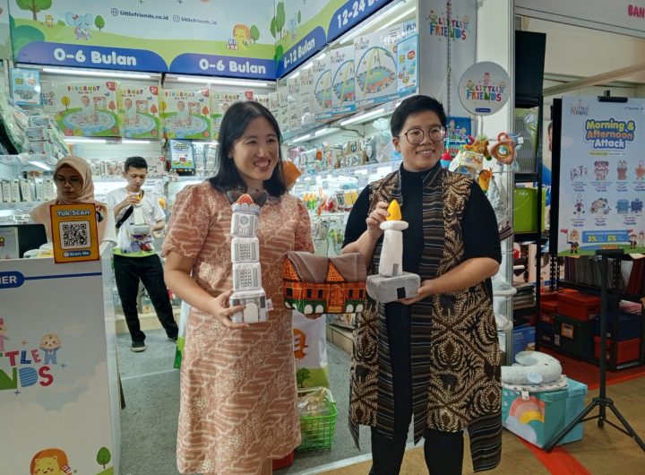 Sylviana Chief Marketing Officer (kiri) dan Naomi Chief Operating Officer (kanan) Little Friends saat peluncuran mainan edukatif Indonesia Series di IMOBY Expo, Semarang 2/8/2024. (Selly).