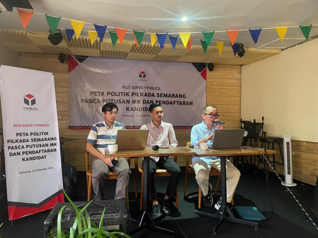 Direktur Eksekutif Y-Publica, Rudi Hartono (pertama dari kanan), saat melakukan jumpa pers terkait hasil survei elektabilitas Agustina Wilujeng - Iswar Aminuddin, Semarang 16/9/2024. (Selly).