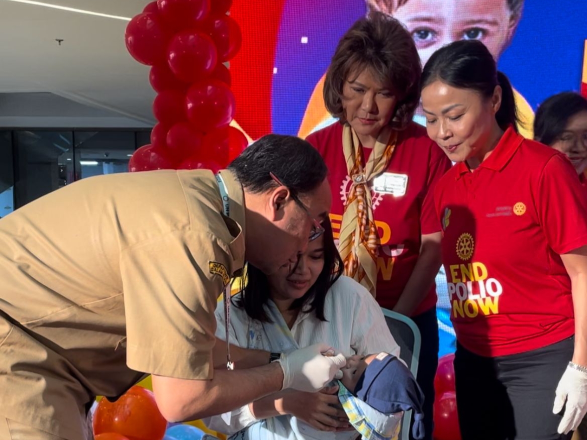 Kepala Dinkes Kota Semarang dr. Mochamad Abdul Hakam bersama DG Suzanna Chandra (pertama dari kanan) dan PDG Cindy Bachtiar (kedua dari kanan), memberikan vaksin secara simbolis kepada balita, Semarang 21/10/2024. (Selly).