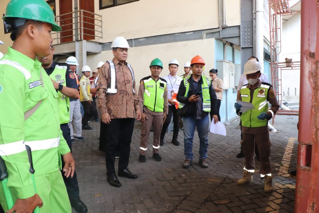 Kepala Barantin Sahat Manaor Panggabean saat menyambangi penerapan implementasi Single Sub Mission Joint Inspection-Quarantine Customs, Semarang 10/10/2024. (Istimewa).
