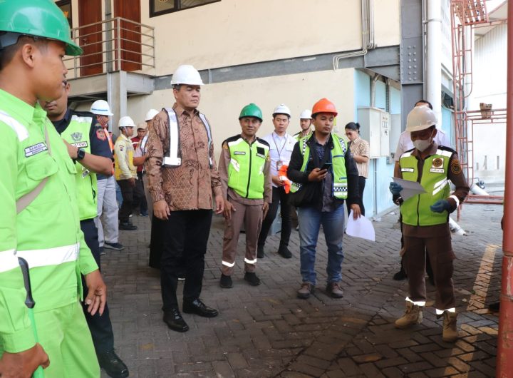 Kepala Barantin Sahat Manaor Panggabean saat menyambangi penerapan implementasi Single Sub Mission Joint Inspection-Quarantine Customs, Semarang 10/10/2024. (Istimewa).