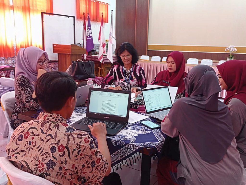 Dr. Nur Zaida, M.Pd, (pertama dari kiri) bersama sejumlah kepala sekolah saat metode clustering diterapkan, Semarang 19/10/2024. (Istimewa)
