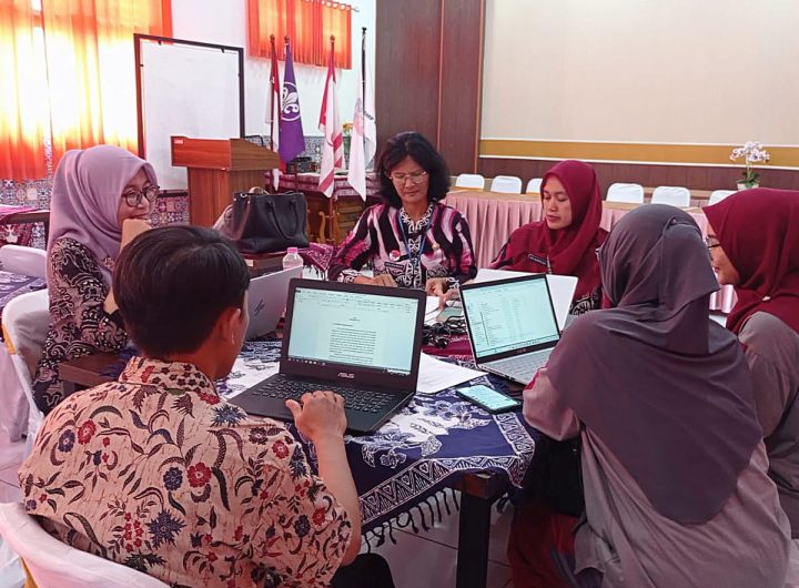 Dr. Nur Zaida, M.Pd, (pertama dari kiri) bersama sejumlah kepala sekolah saat metode clustering diterapkan, Semarang 19/10/2024. (Istimewa)