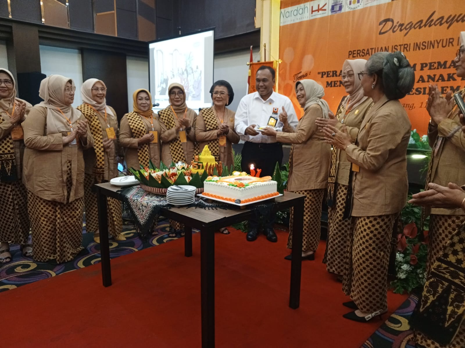 potong tumpeng piii