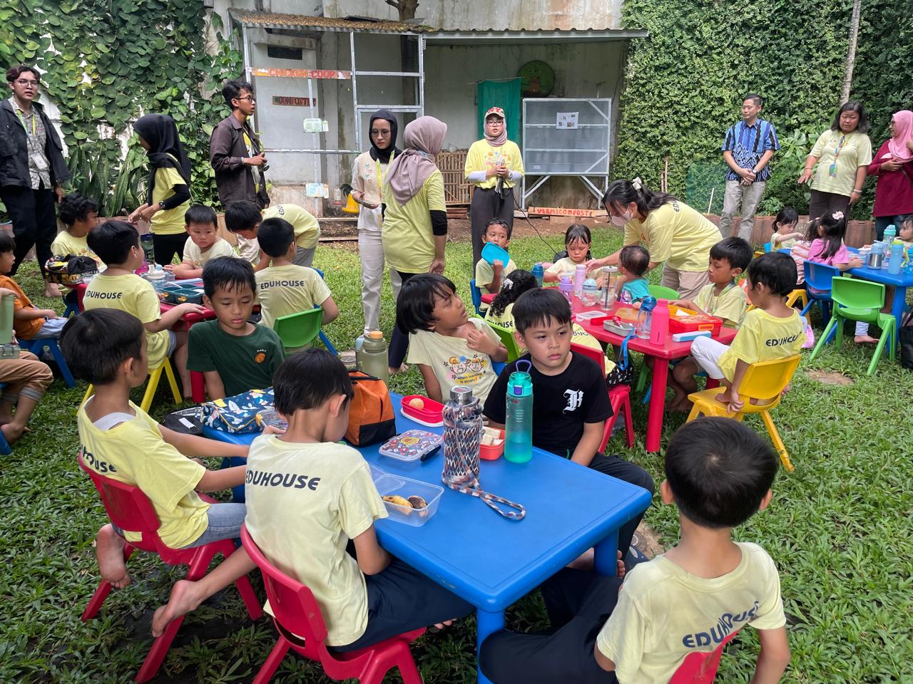 Anak-anak makan hening