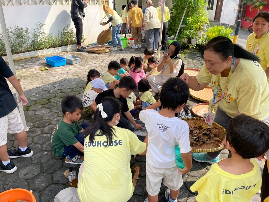 Sejumlah anak sedang mencuci sampah