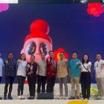 Wamen Ekonomi Kreatif Irene Umar (ke lima dari kiri, dan Wali Kota Semarang Agustina Wilujeng (ke enam dari kiri) serta Presdir Awann Group Albert Dwijaya (ke tujuh dari kiri) saat pembukaan Awann Creative Galery, Semarang 28/6/2025. (Selly).