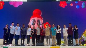 Wamen Ekonomi Kreatif Irene Umar (ke lima dari kiri, dan Wali Kota Semarang Agustina Wilujeng (ke enam dari kiri) serta Presdir Awann Group Albert Dwijaya (ke tujuh dari kiri) saat pembukaan Awann Creative Galery, Semarang 28/6/2025. (Selly).