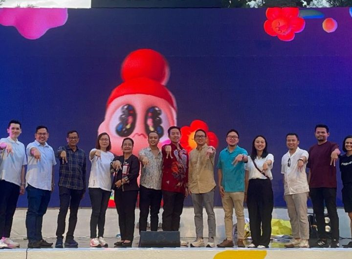 Wamen Ekonomi Kreatif Irene Umar (ke lima dari kiri, dan Wali Kota Semarang Agustina Wilujeng (ke enam dari kiri) serta Presdir Awann Group Albert Dwijaya (ke tujuh dari kiri) saat pembukaan Awann Creative Galery, Semarang 28/6/2025. (Selly).