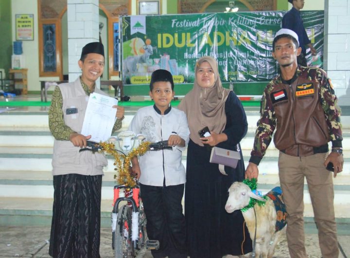 Foto bersama pemenang doorprize se-ekor domba , Kamis, 05/06/2025). (Foto: Tim Media Masjid Al-Ilham desa Bakalan)