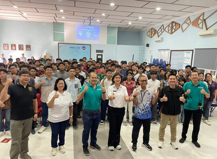 PDG Cindy Bachtiar (ke empat dari kiri bersama President RC Of Semarang Soegijapranata Budi Hartono (ketiga dari kiri) dan Kepala SMK PIKA Bruder F.X. Marsono (ketiga dari kanan) berfoto bersama sejumlah member Rotary, alumni, dan peserta pelatihan. Semarang 7/6/2025. (Selly).