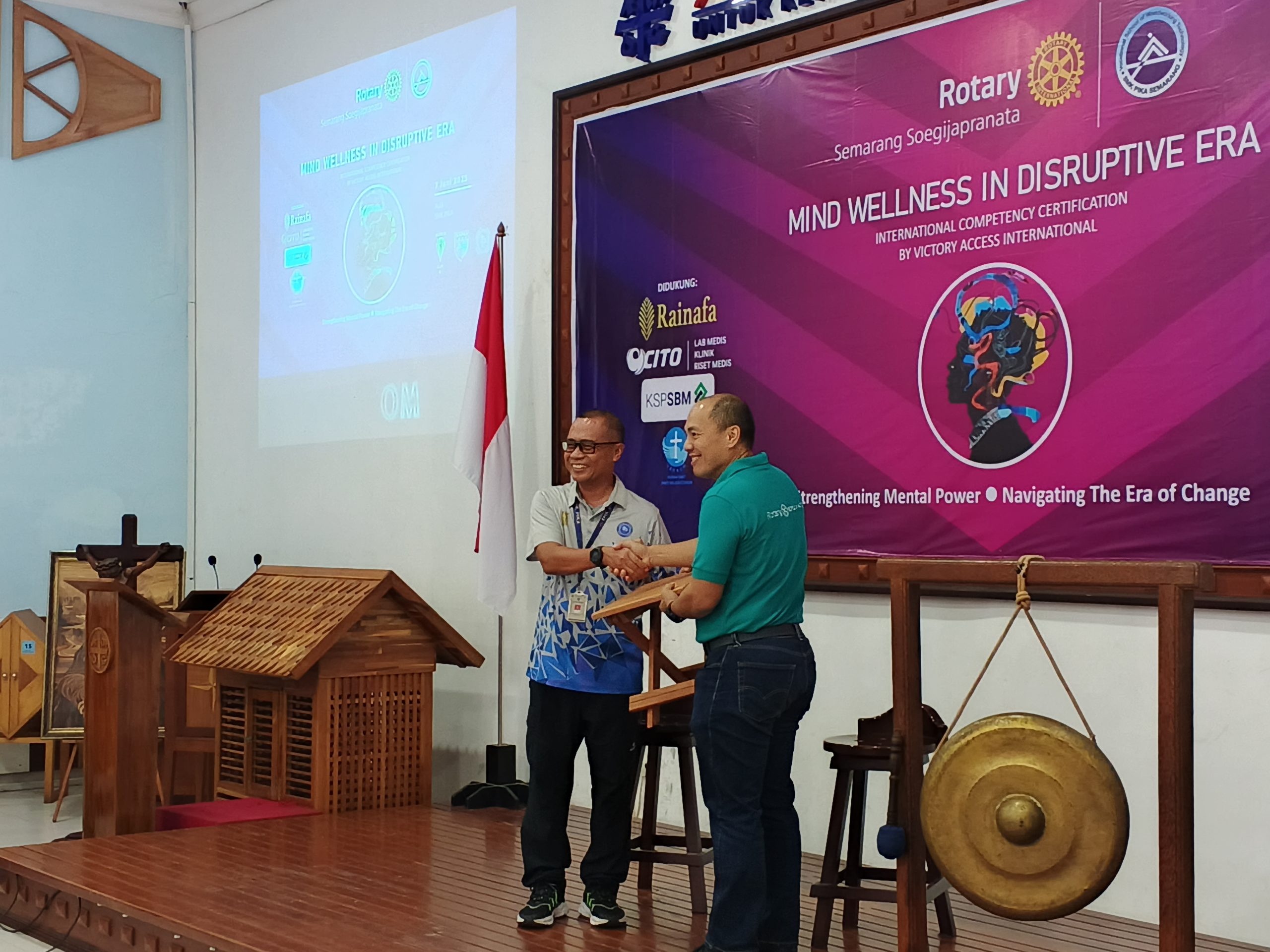 President Rotary Club Of Semarang Soegijapranata Budi Hartono Sutjipto bersama Kepala SMK PIKA Bruder F.X. Marsono saat pembukaan pelatihan kesehatan mental, Semarang 7/6/2025. (Selly).