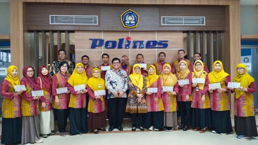 Direktur Politeknik Negeri Semarang, Dr. Eni Dwi Wardihani, S.T., M.T., (ketujuh dari kanan), bersama Wakil Direktur Bidang Umum dan Keuangan, serta jajaran pimpinan Jurusan Akuntansi usai acara serah terima jabatan struktural Jurusan Akuntansi Polines periode 2025–2029, Semarang 3/7/2025. (Istimewa).