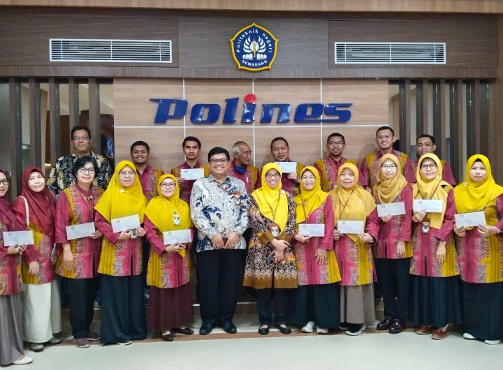 Direktur Politeknik Negeri Semarang, Dr. Eni Dwi Wardihani, S.T., M.T., (ketujuh dari kanan), bersama Wakil Direktur Bidang Umum dan Keuangan, serta jajaran pimpinan Jurusan Akuntansi usai acara serah terima jabatan struktural Jurusan Akuntansi Polines periode 2025–2029, Semarang 3/7/2025. (Istimewa).
