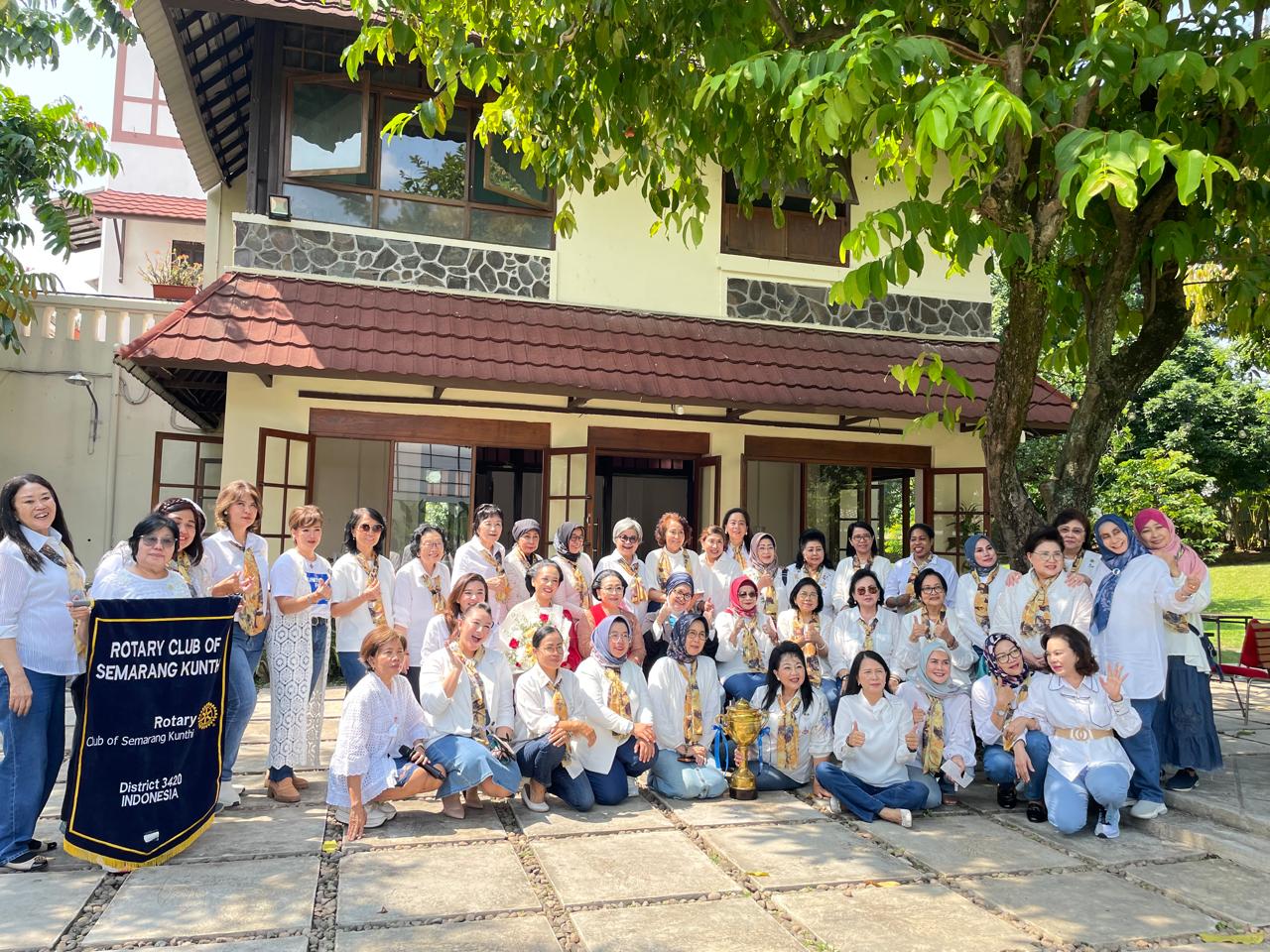 DG Dyah bersama member Rotary Club Of Semarang Kunthi. Semarang 5/7/2025. (FOTO: Istimewa).