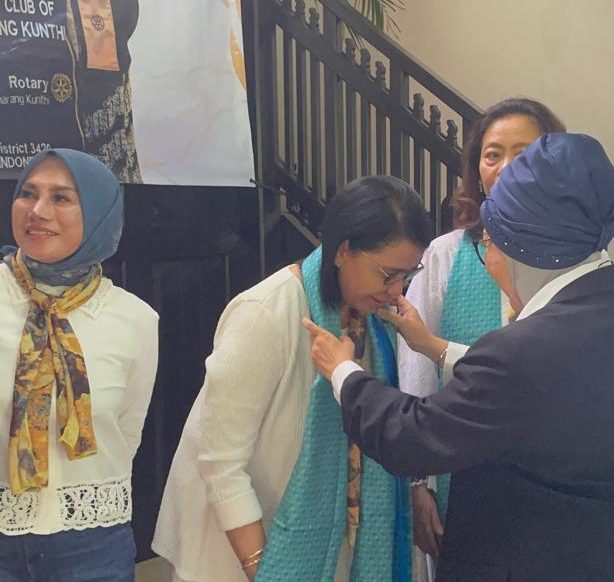 DG DYAH saat memberikan syal kepada salah seorang donatur sebagai bentuk apresiasi karena telah berkontribusi ke Rotary. Semarang 5/7/2025. (FOTO: Istimewa)