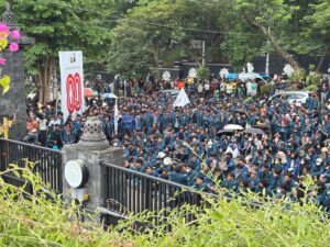 Mahasiswa UNDIP di depan Mapolda Jateng