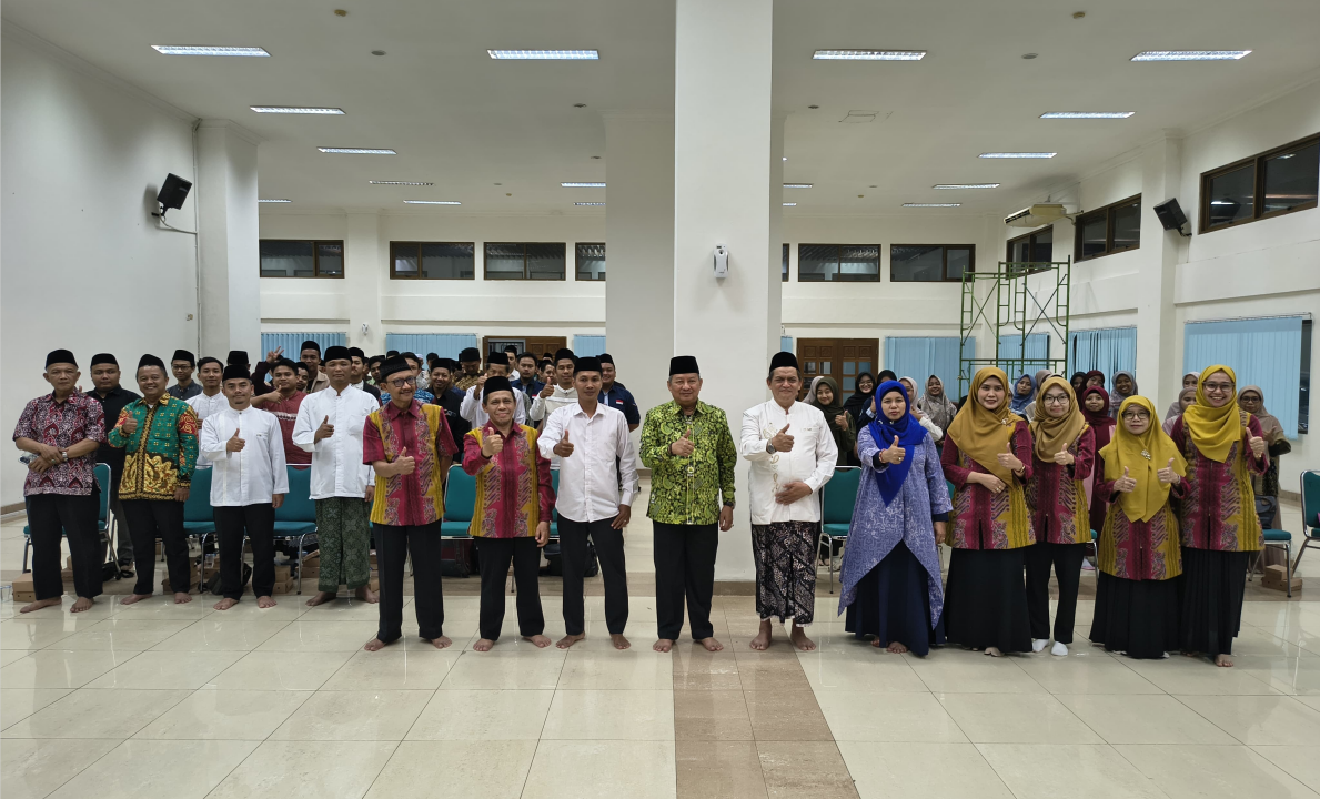 Dosen Perbankan Syariah Polines bersama Kepala Bidang Biro Kesra Keagamaan Setda Prov. Jateng, Ketua PW DMI, dan Ketua PW Prima DMI berfoto bersama peserta kegiatan, Semarang 9/8/2025. (FOTO: Istimewa).