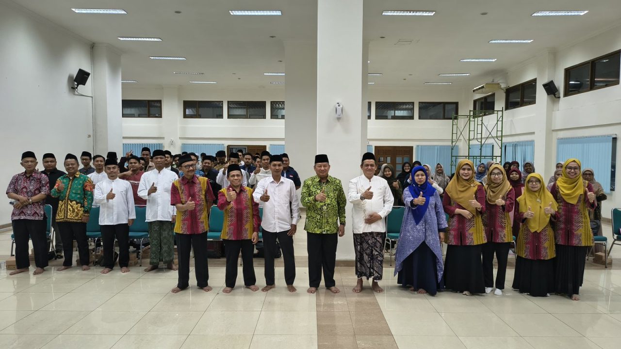 Dosen Perbankan Syariah Polines bersama Kepala Bidang Biro Kesra Keagamaan Setda Prov. Jateng, Ketua PW DMI, dan Ketua PW Prima DMI berfoto bersama peserta kegiatan, Semarang 9/8/2025. (FOTO: Istimewa).