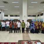 Dosen Perbankan Syariah Polines bersama Kepala Bidang Biro Kesra Keagamaan Setda Prov. Jateng, Ketua PW DMI, dan Ketua PW Prima DMI berfoto bersama peserta kegiatan, Semarang 9/8/2025. (FOTO: Istimewa).