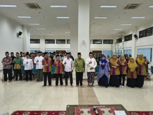 Dosen Perbankan Syariah Polines bersama Kepala Bidang Biro Kesra Keagamaan Setda Prov. Jateng, Ketua PW DMI, dan Ketua PW Prima DMI berfoto bersama peserta kegiatan, Semarang 9/8/2025. (FOTO: Istimewa).