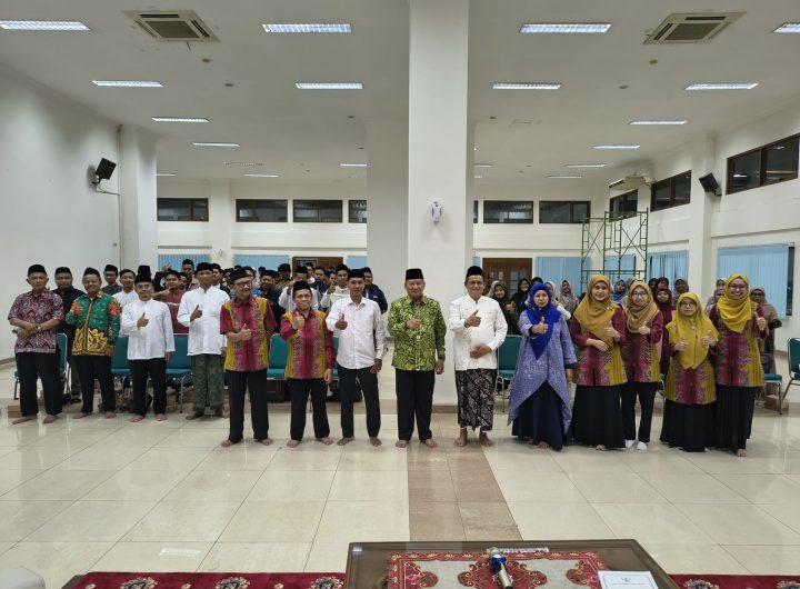 Dosen Perbankan Syariah Polines bersama Kepala Bidang Biro Kesra Keagamaan Setda Prov. Jateng, Ketua PW DMI, dan Ketua PW Prima DMI berfoto bersama peserta kegiatan, Semarang 9/8/2025. (FOTO: Istimewa).